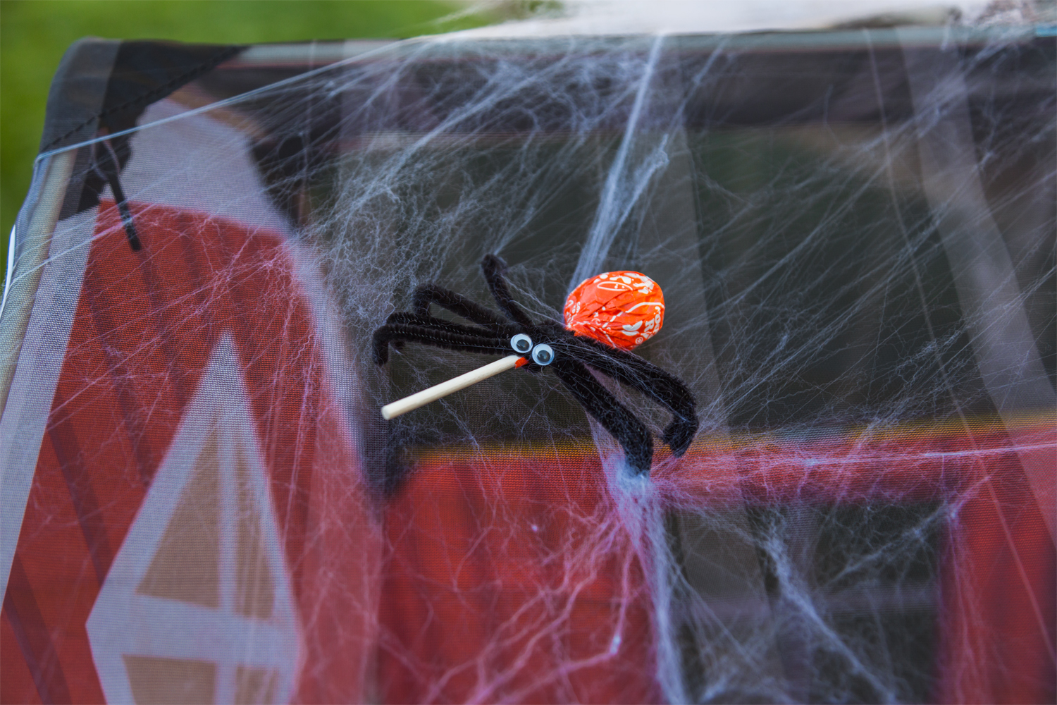 Last Minute Halloween Ideas: DIY Lollipop Spiders & More!